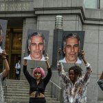 WSJ: В документах по делу Эпштейна раскрыли имена более чем 40 его жертв