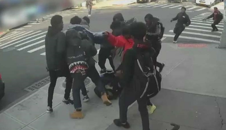 Группа подростков напала, избила и ограбила девушку в Бруклине