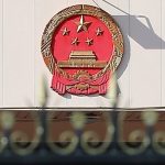 Пекин держит паузу. Как Китай извлекает выгоду из двух войн