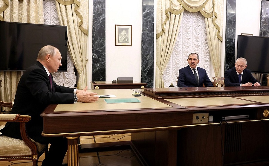 Путин обсудил с Евкуровым и Трошевым формирование добровольческих подразделений